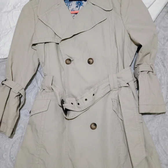 Ladies' Coat - Picture 2 of 2